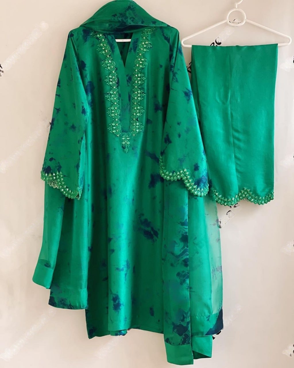 Off White Pakistani Style Digital Printed Salwar Suit main image 1